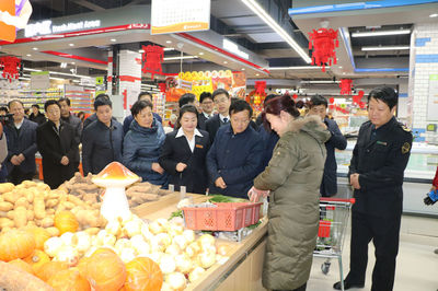 市區主要領導開展春節前食品安全檢查，確保農副產品銷售安全